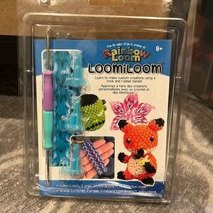 Rainbow Loom- 1 Hook, 2grips, 3 Loomilooms,1 instruction book